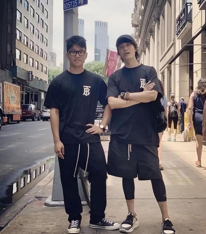 陈坤儿子晒劳斯莱斯！近照黝黑沧桑很像爸，久居国外纹身瞩目