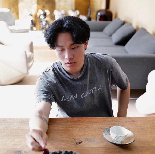 陈坤儿子晒劳斯莱斯！近照黝黑沧桑很像爸，久居国外纹身瞩目