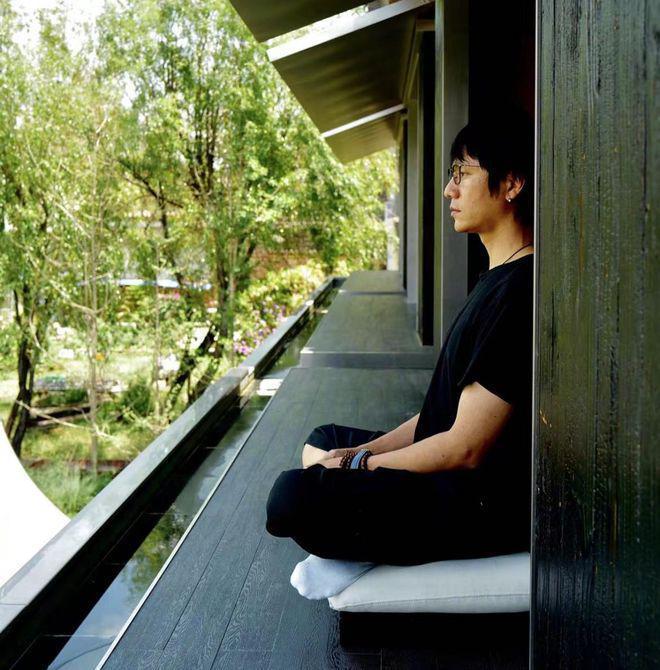 陈坤儿子晒劳斯莱斯！近照黝黑沧桑很像爸，久居国外纹身瞩目