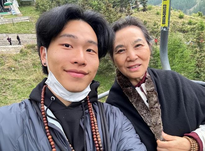 陈坤儿子晒劳斯莱斯！近照黝黑沧桑很像爸，久居国外纹身瞩目