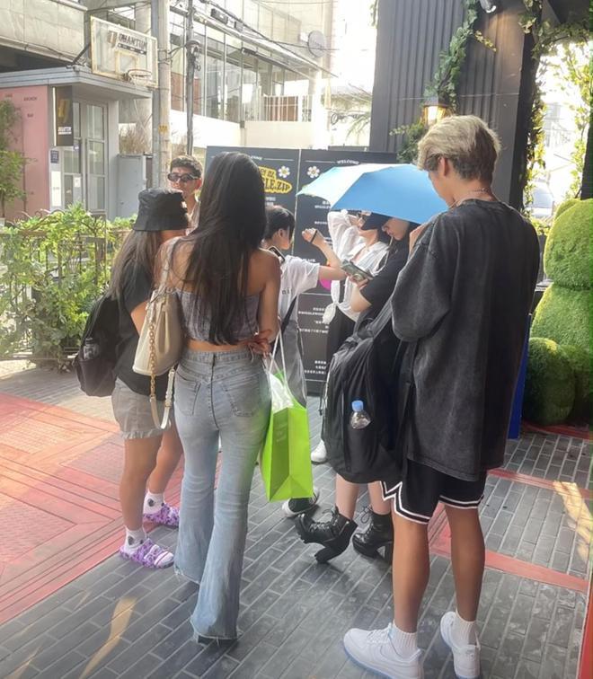 小S带3个女儿游韩国 15岁二女儿穿搭成熟身材吸睛