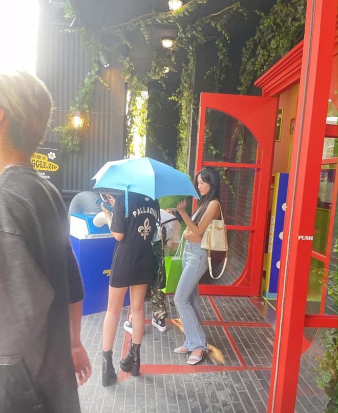 小S带3个女儿游韩国 15岁二女儿穿搭成熟身材吸睛
