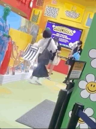 小S带3个女儿游韩国 15岁二女儿穿搭成熟身材吸睛