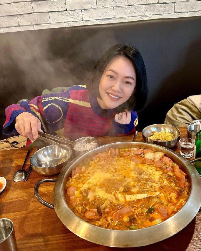 小S带3个女儿游韩国 15岁二女儿穿搭成熟身材吸睛
