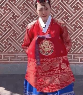小S带3个女儿游韩国 15岁二女儿穿搭成熟身材吸睛