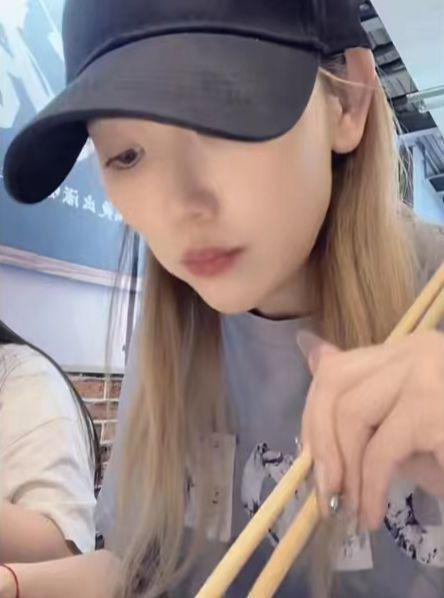 王宝强前妻现状，与俩娃独自生活，女儿亭亭玉立儿子成小大人