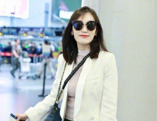 王宝强前妻现状，与俩娃独自生活，女儿亭亭玉立儿子成小大人