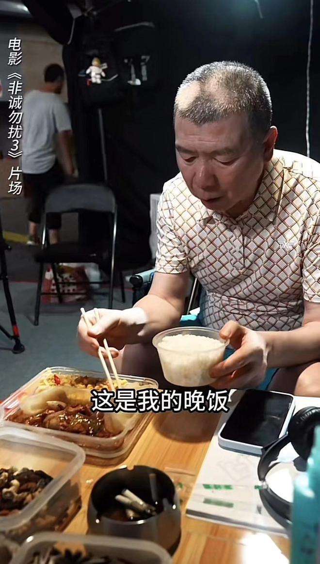 徐帆带养女探班冯小刚 素颜现身露黄褐斑显沧桑