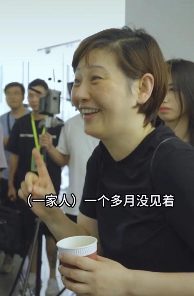 徐帆带养女探班冯小刚 素颜现身露黄褐斑显沧桑
