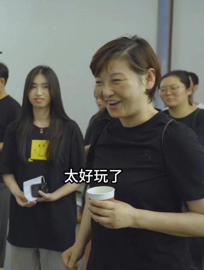 徐帆带养女探班冯小刚 素颜现身露黄褐斑显沧桑