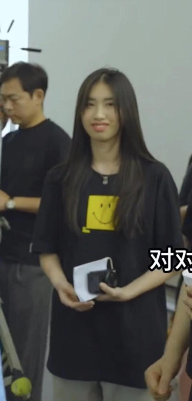 徐帆带养女探班冯小刚 素颜现身露黄褐斑显沧桑