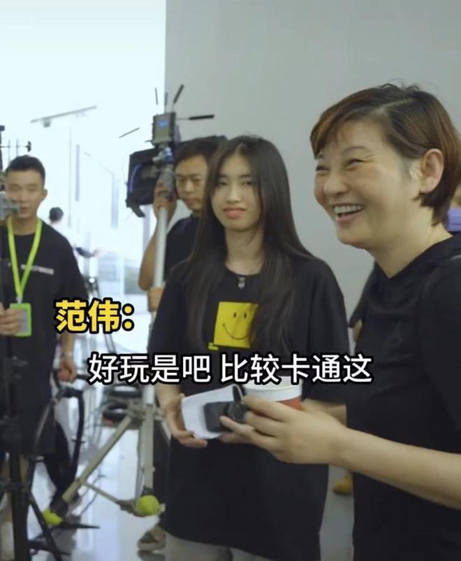 徐帆带养女探班冯小刚 素颜现身露黄褐斑显沧桑