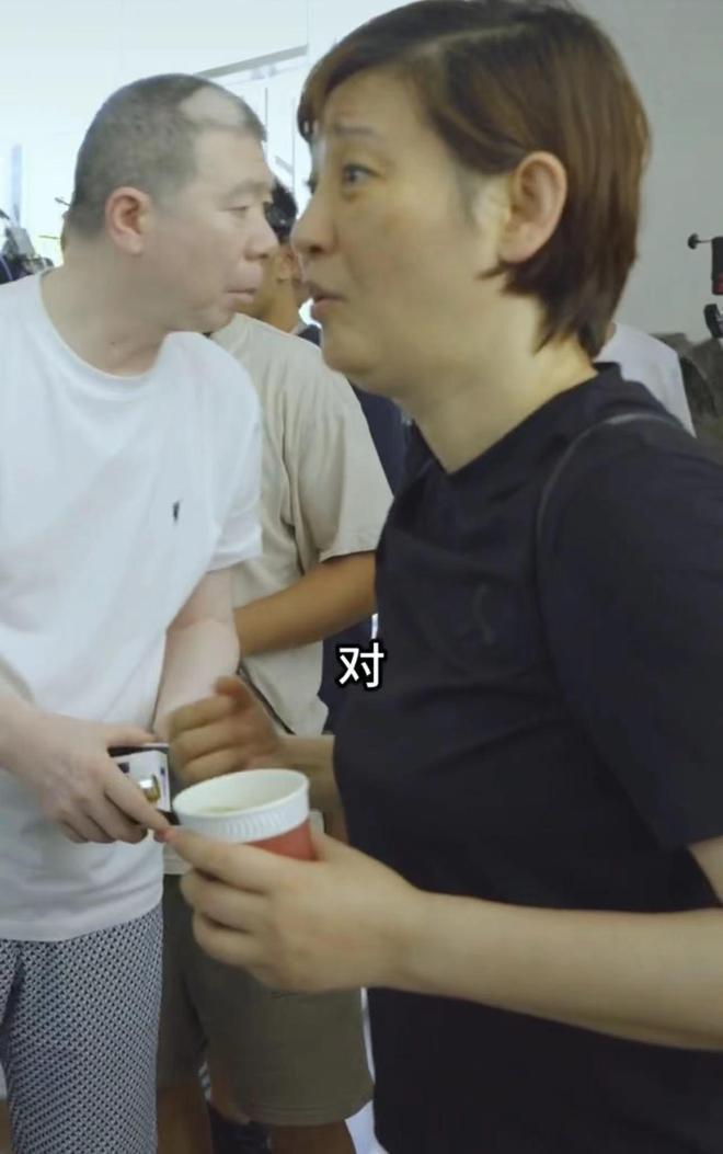 徐帆带养女探班冯小刚 素颜现身露黄褐斑显沧桑