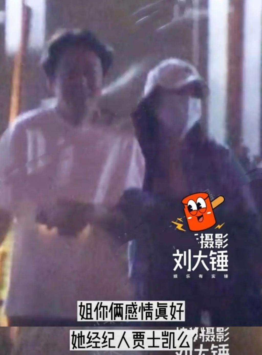 baby和经纪人贾士凯挽手去酒店，两人举止亲密引误会