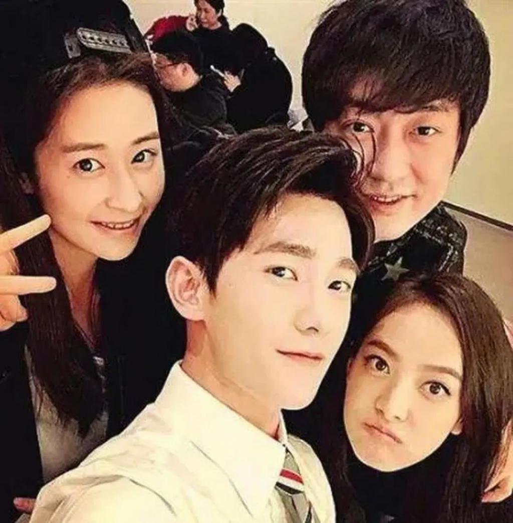 baby和经纪人贾士凯挽手去酒店，两人举止亲密引误会