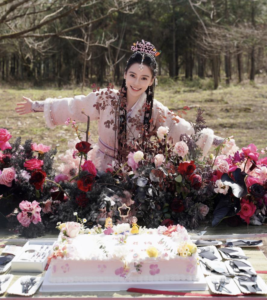 baby和经纪人贾士凯挽手去酒店，两人举止亲密引误会