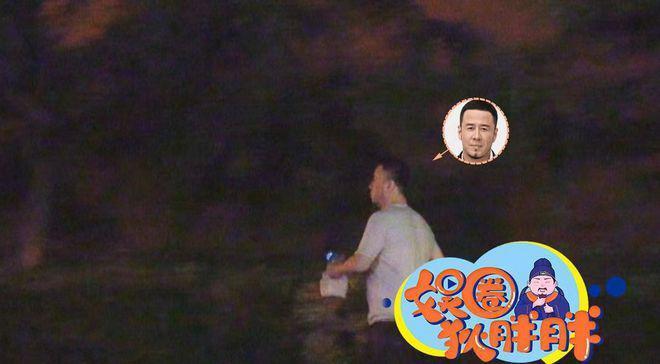 杨坤罕露面！独自开新车吃饭模样似素人，疑被刀郎反讽显落寞