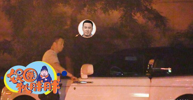 杨坤罕露面！独自开新车吃饭模样似素人，疑被刀郎反讽显落寞