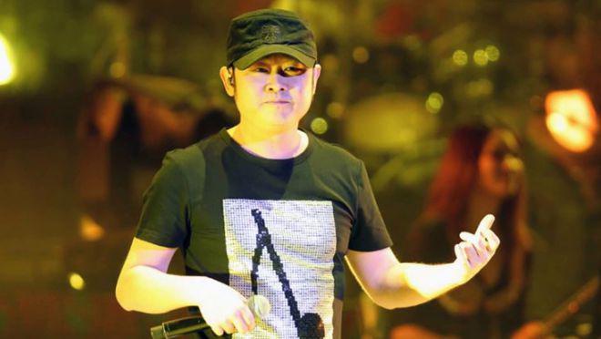 杨坤罕露面！独自开新车吃饭模样似素人，疑被刀郎反讽显落寞