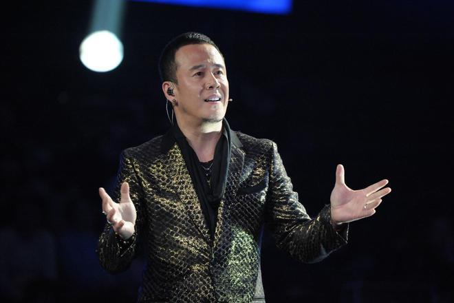 杨坤罕露面！独自开新车吃饭模样似素人，疑被刀郎反讽显落寞