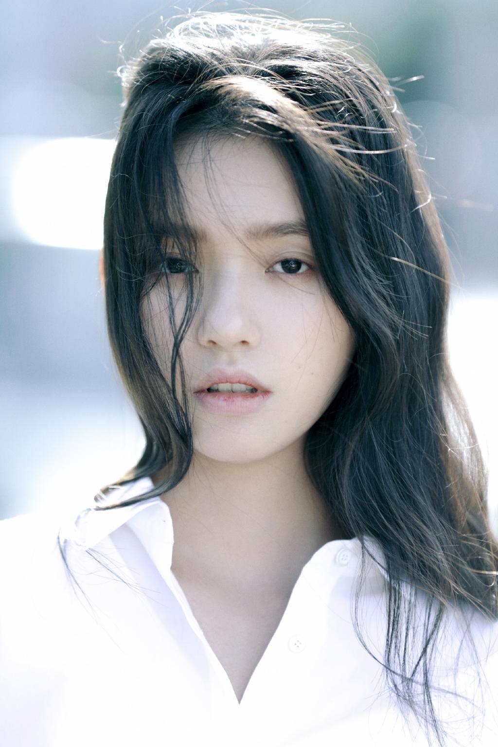 林允穿白衬衫清纯可人 发丝飞舞氛围感满分