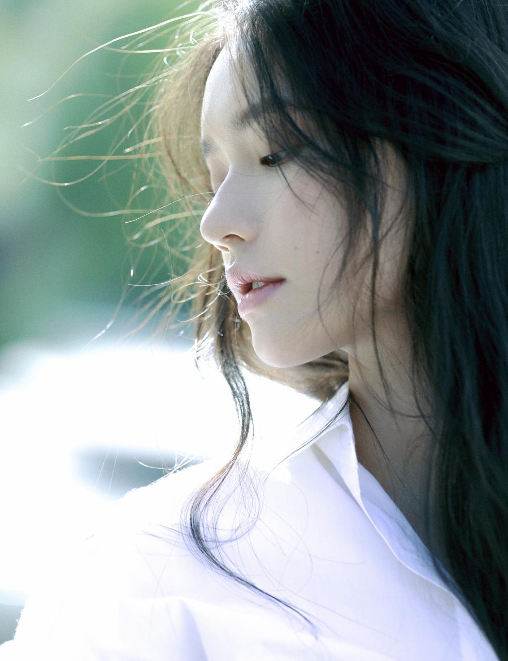 林允穿白衬衫清纯可人 发丝飞舞氛围感满分