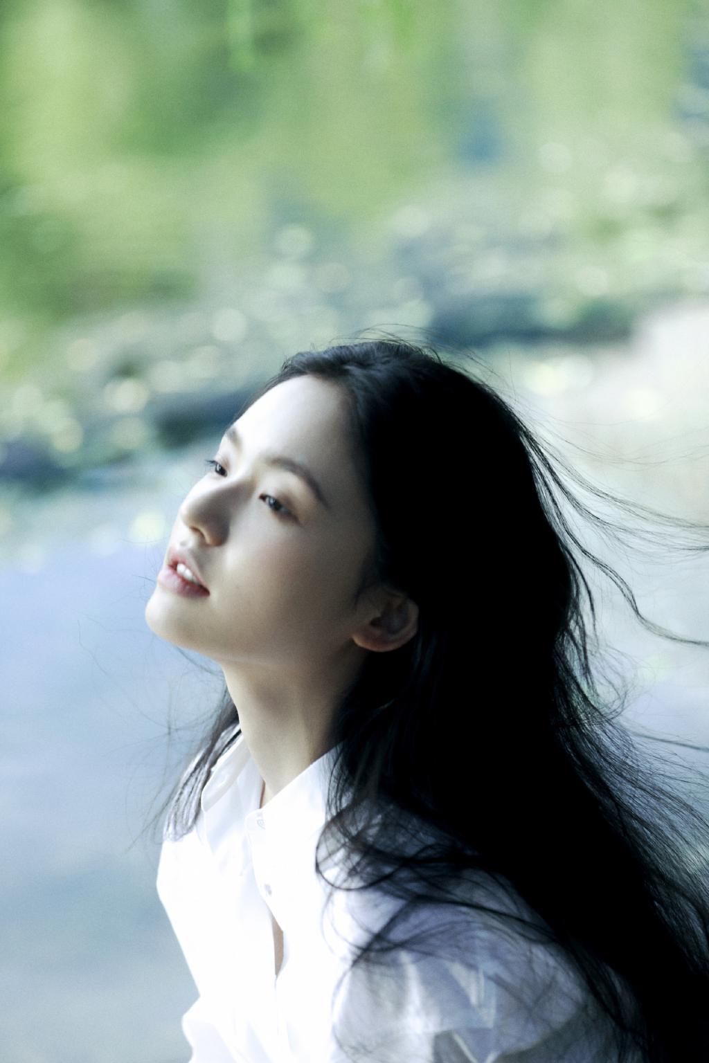林允穿白衬衫清纯可人 发丝飞舞氛围感满分