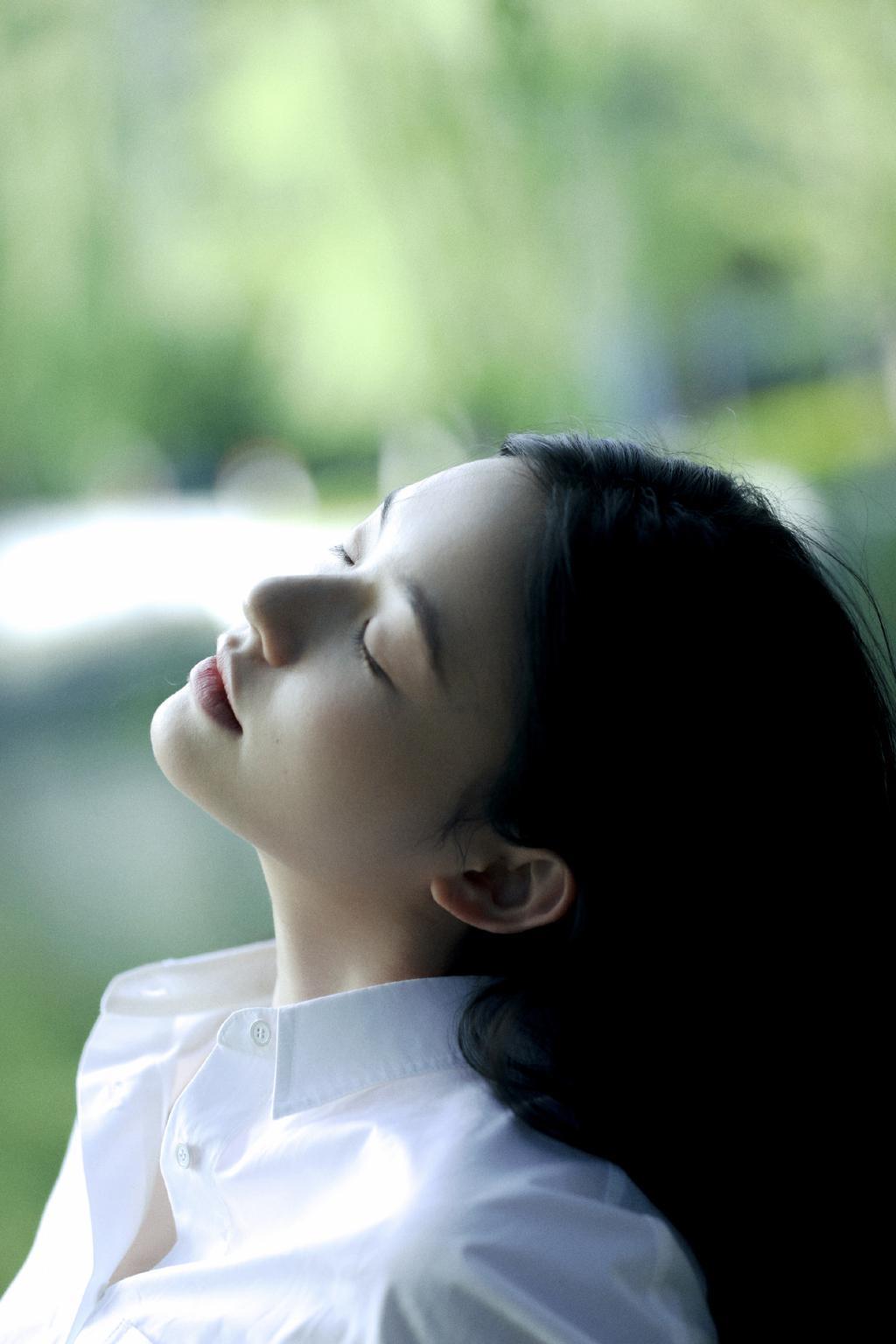 林允穿白衬衫清纯可人 发丝飞舞氛围感满分