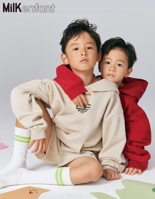 买超张嘉倪儿子们合体拍杂志 对镜头摆pose颜值高
