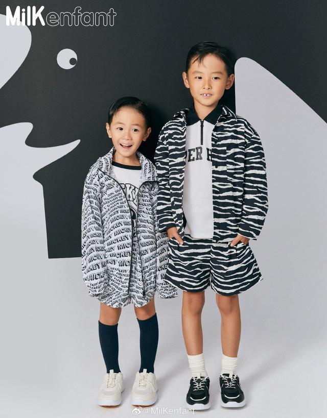 买超张嘉倪儿子们合体拍杂志 对镜头摆pose颜值高