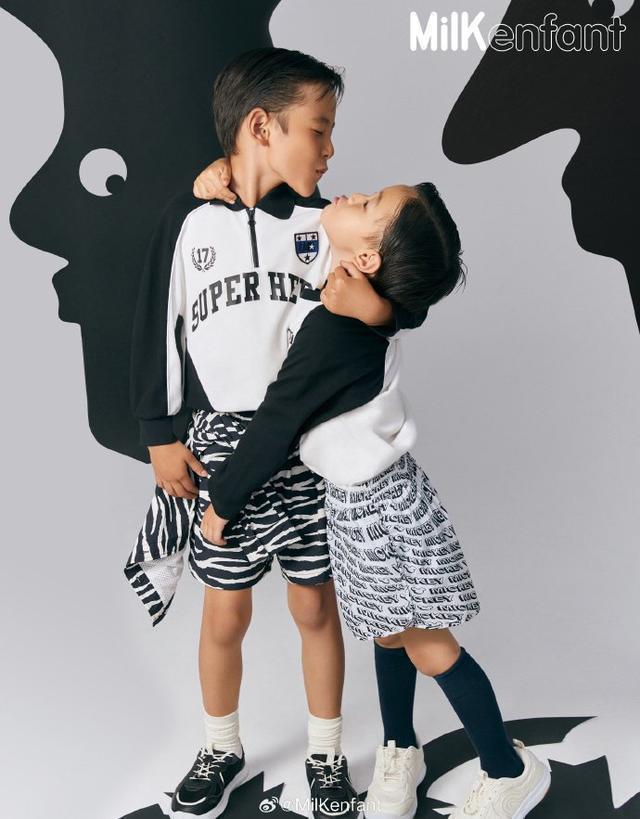 买超张嘉倪儿子们合体拍杂志 对镜头摆pose颜值高