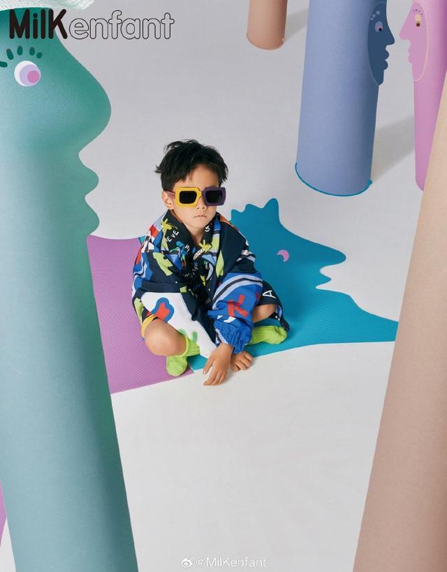 买超张嘉倪儿子们合体拍杂志 对镜头摆pose颜值高