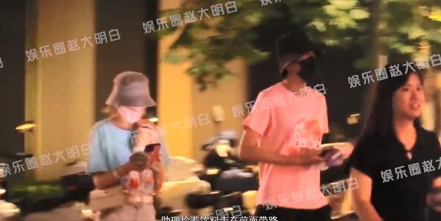 张若昀唐艺昕一起外出看电影 两人并肩同行低调甜蜜