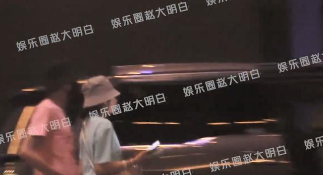 张若昀唐艺昕一起外出看电影 两人并肩同行低调甜蜜