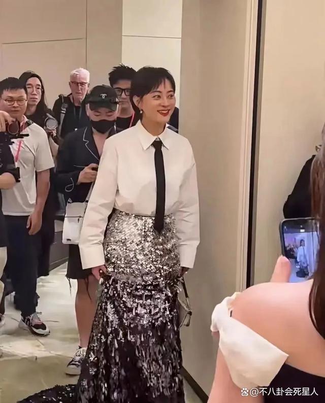 有种尴尬叫孙俪玩性感，红毯造型次次雷人，网友：太土了