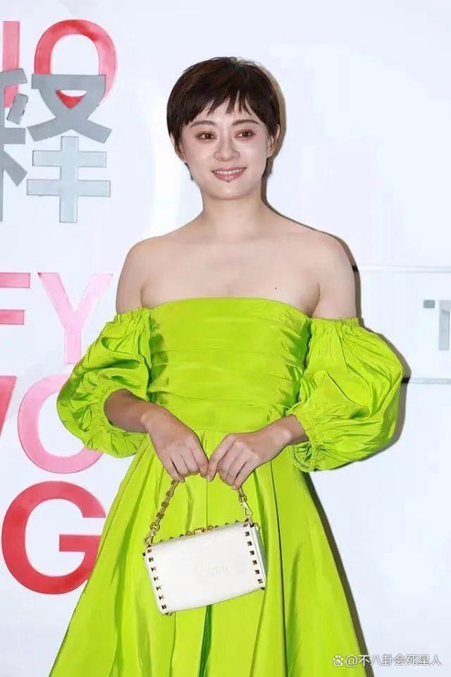 有种尴尬叫孙俪玩性感，红毯造型次次雷人，网友：太土了