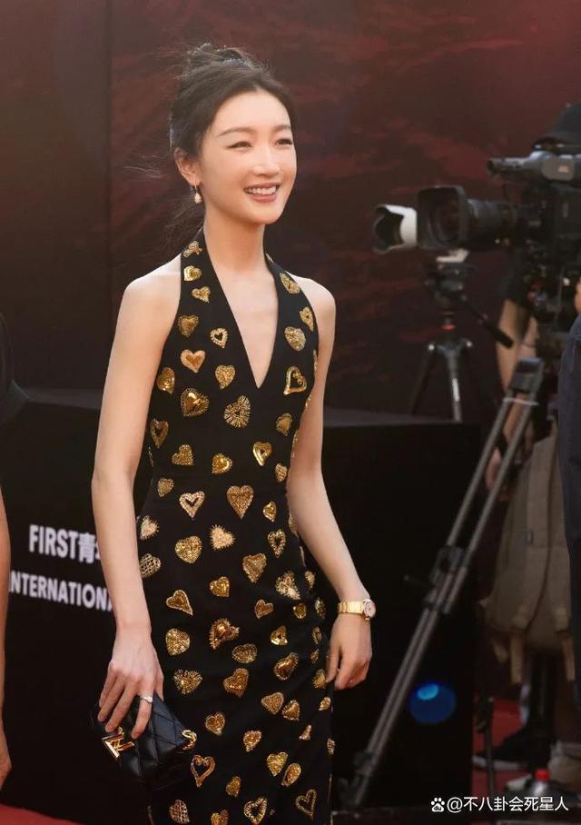 周冬雨终于秀对性感!挂脖礼服性感恰到好处,被赞像汤唯