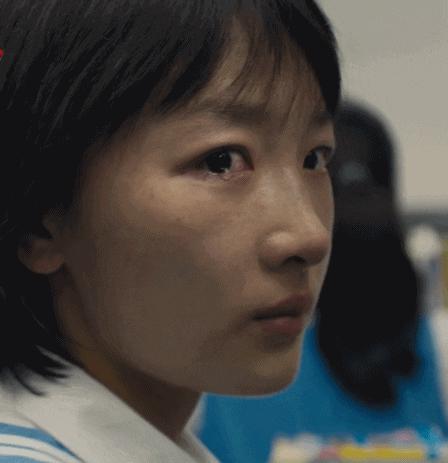 周冬雨终于秀对性感!挂脖礼服性感恰到好处,被赞像汤唯