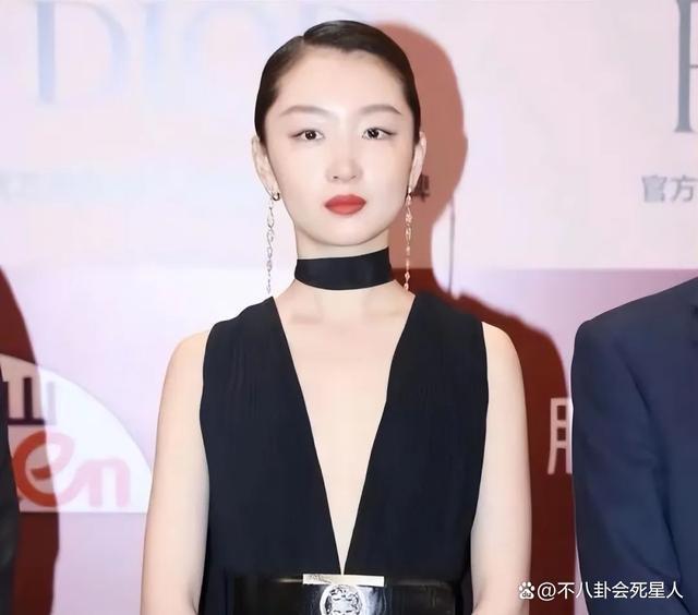 周冬雨终于秀对性感!挂脖礼服性感恰到好处,被赞像汤唯