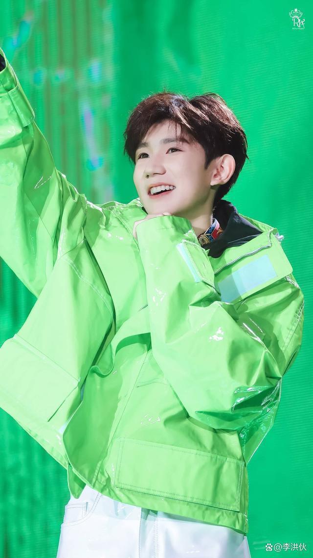 TFBOYS十周年演唱会，600万人抢4000张票，女孩花20万找黄牛买票