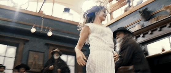 一脱成名10年后，她又爆了