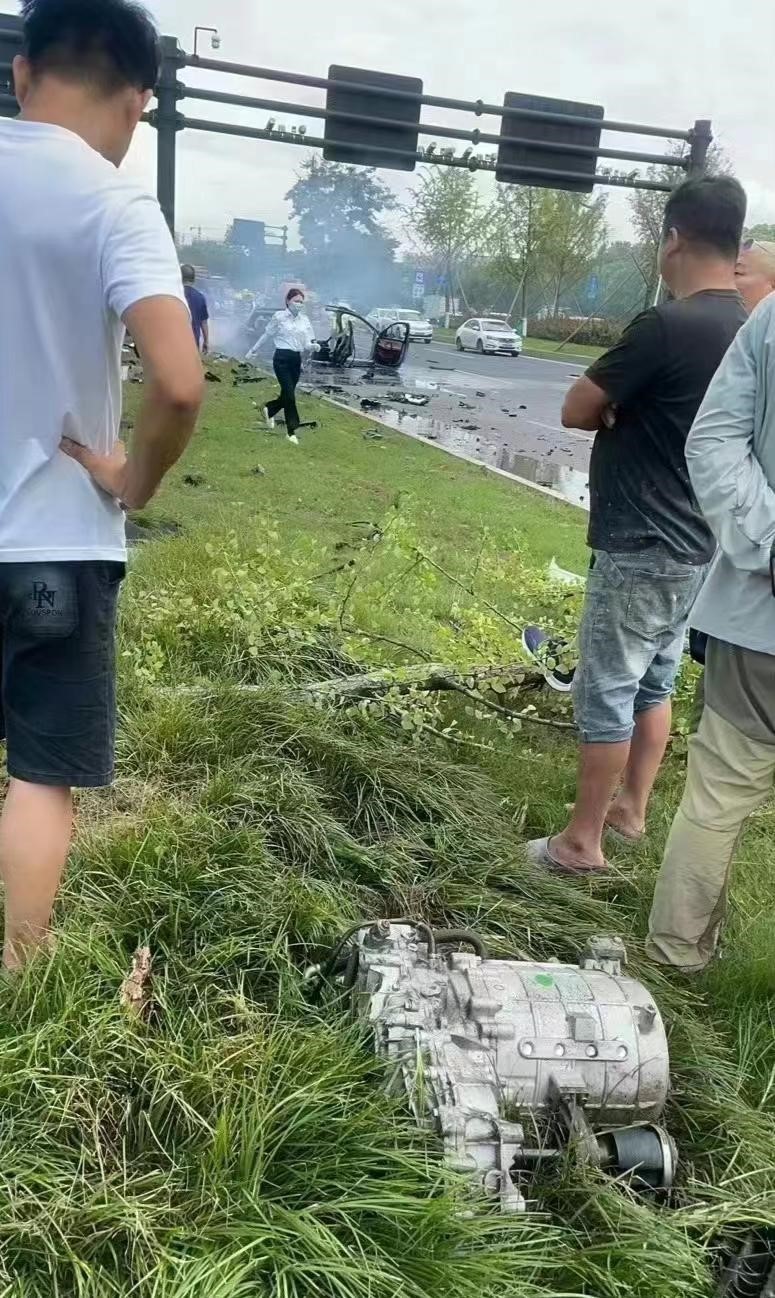 蔚来ES8撞击起火，车身解体，驾驶员当场身亡