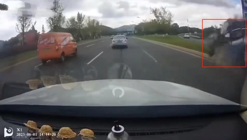 蔚来ES8撞击起火，车身解体，驾驶员当场身亡