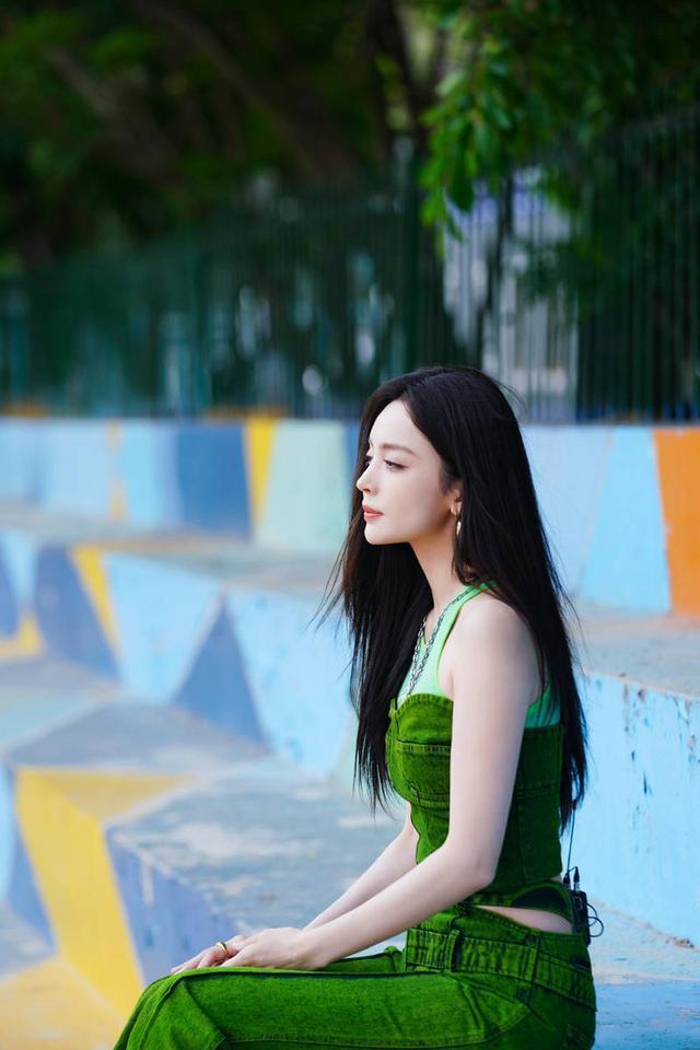 古力娜扎多巴胺造型清新元气 双手比耶露甜美笑容