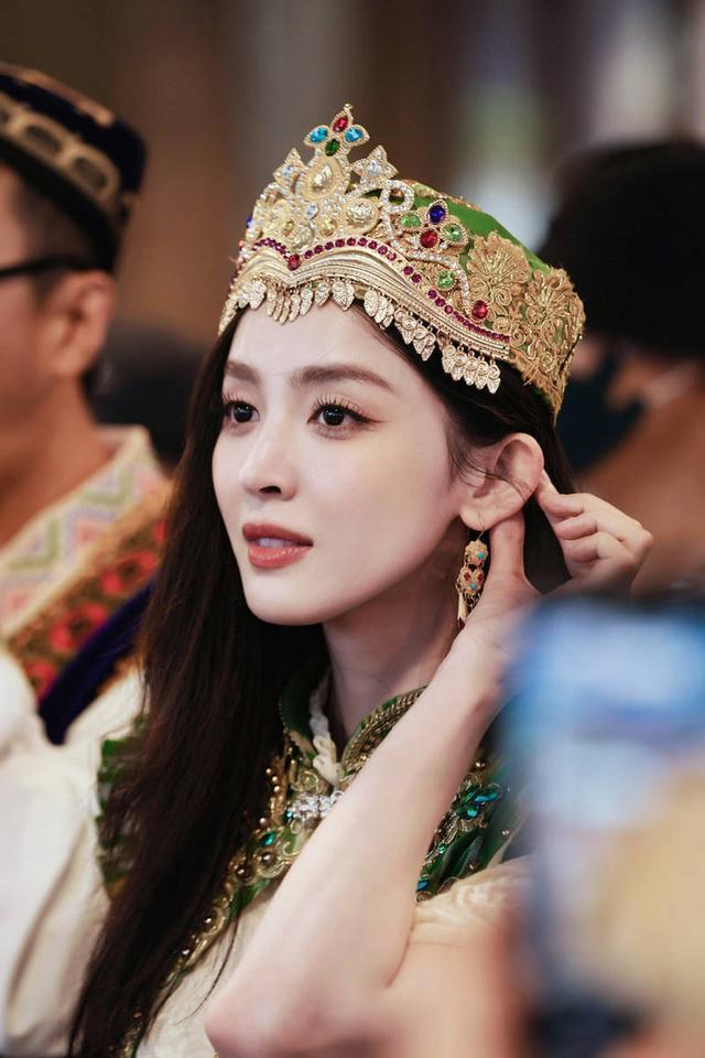 古力娜扎多巴胺造型清新元气 双手比耶露甜美笑容