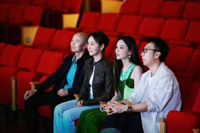 古力娜扎多巴胺造型清新元气 双手比耶露甜美笑容