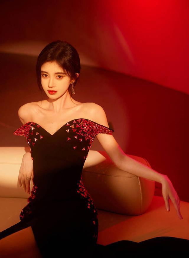 鞠婧祎穿红钻开叉黑裙 性感妩媚氛围感拉满