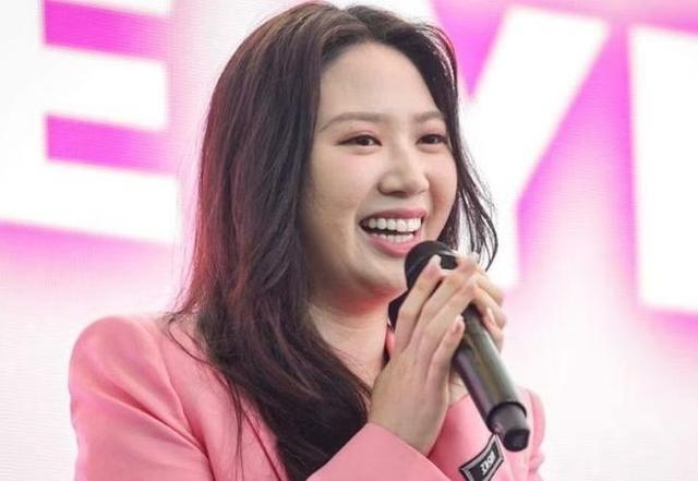 甄子丹女儿甄济如开出道发布会 百亿姨父现身支持排面足