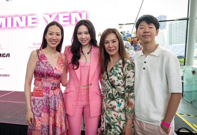 甄子丹女儿甄济如开出道发布会 百亿姨父现身支持排面足