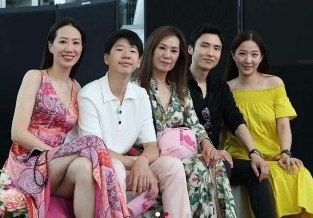 甄子丹女儿甄济如开出道发布会 百亿姨父现身支持排面足